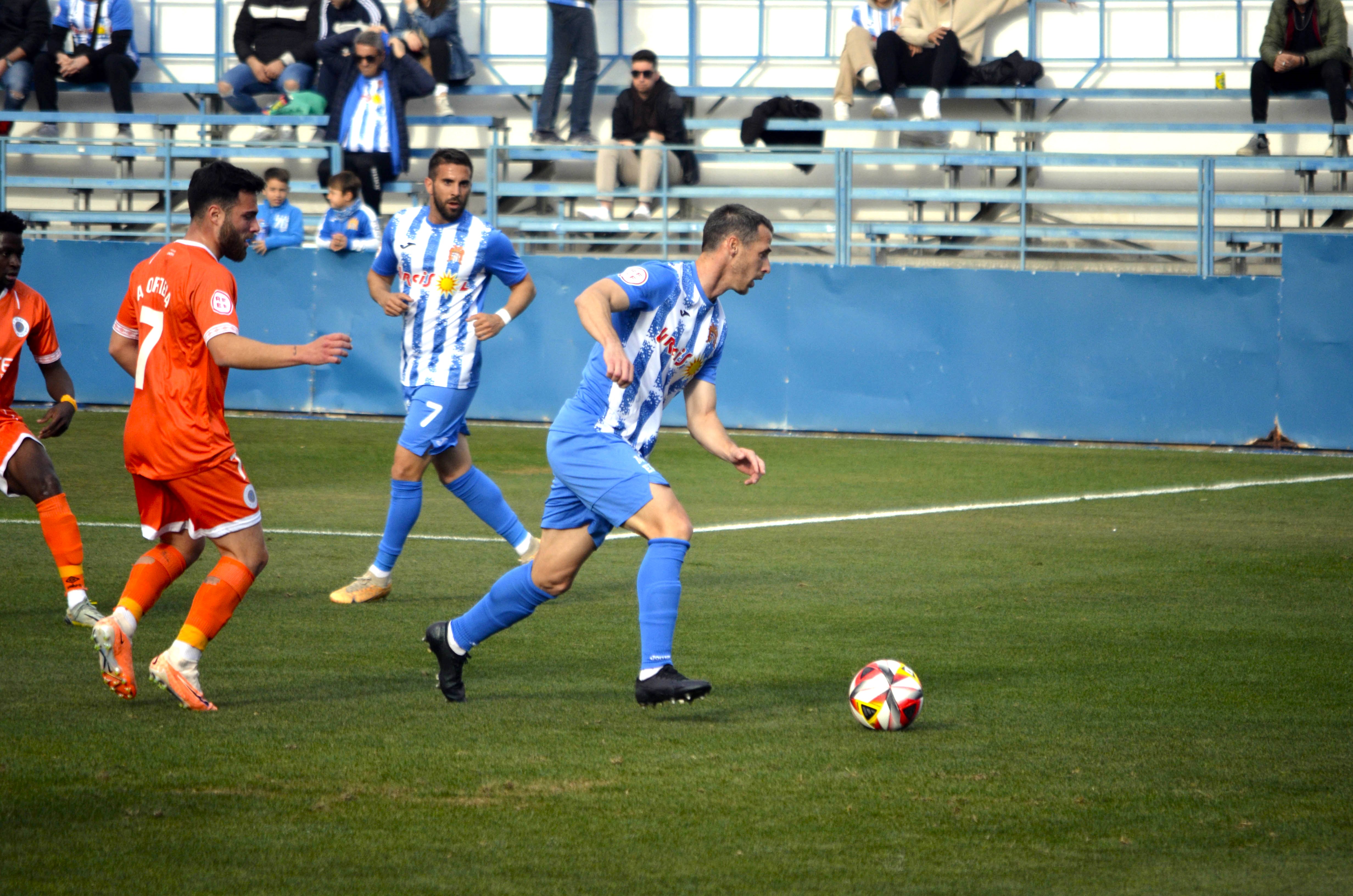 El Águilas se sirve de un gol de Solano para ganar a un meritorio Vélez y mantenerse otra jornada más en puestos de playoff de ascenso