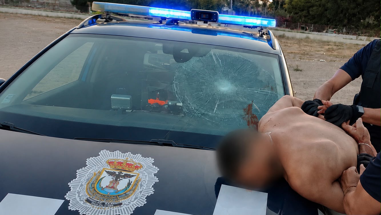Detenido tras fracturar la luna delantera de un vehículo de la Policía Local durante una riña multitudinaria