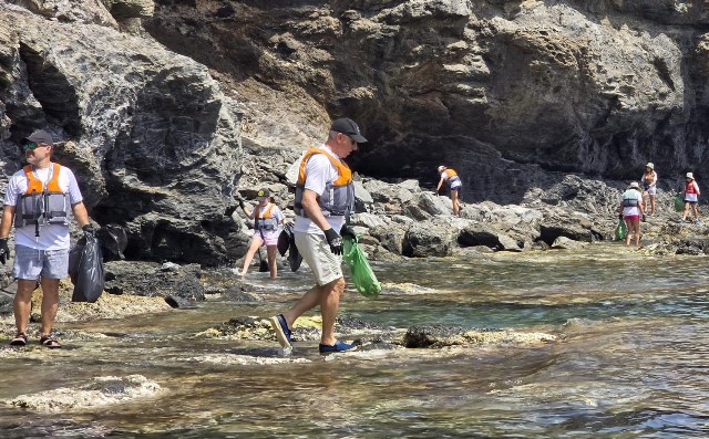 El Club Náutico de Águilas se suma a la iniciativa ‘1m2 contra la basuraleza’