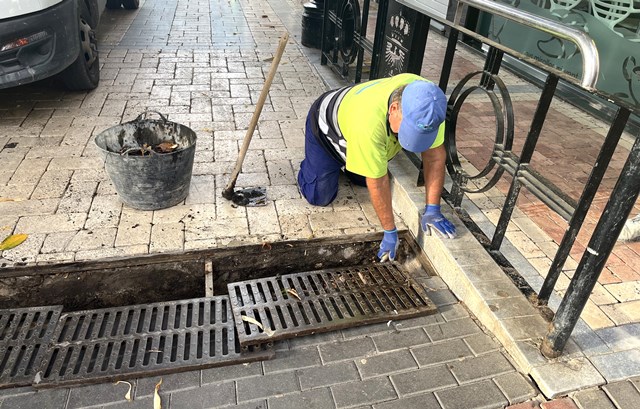 Continúan en Águilas los trabajos de limpieza de imbornales y ramblas en previsión de lluvias