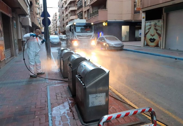 La Concejalía de Limpieza de Águilas refuerza la desinfección de calles para evitar la propagación del coronavirus 