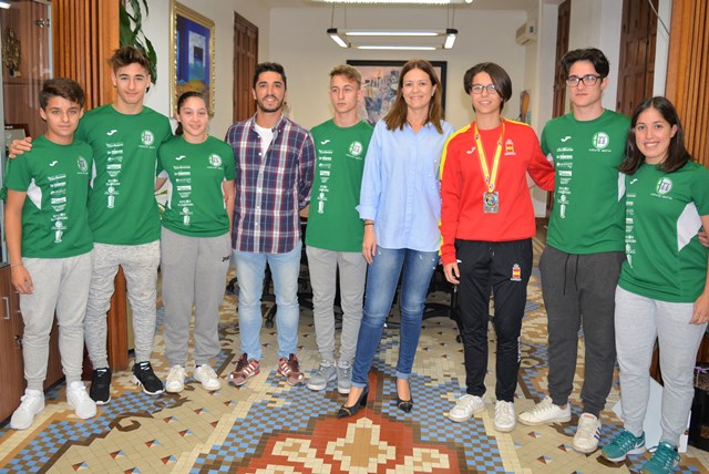 La alcaldesa de Águilas ofrece una recepción a la aguileña Marina Cáceres, subcampeona del mundo de kárate