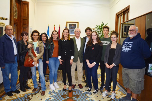 La alcaldesa de Águilas recibe a los alumnos que han participado en el Programa Picasso 