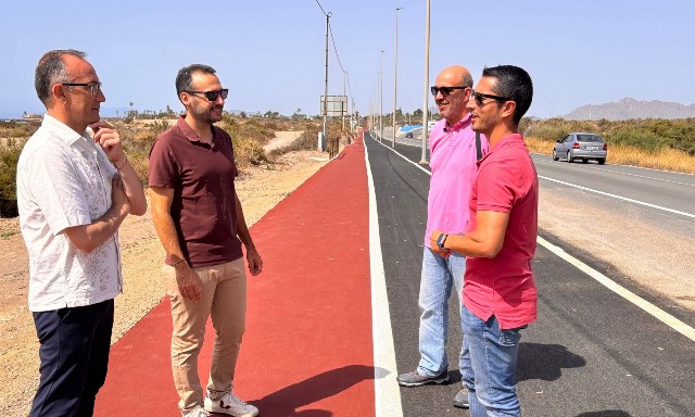 Águilas cuenta con un nuevo tramo de carril bici-peatonal y amplía el existente entre La Casica Verde y Calarreona