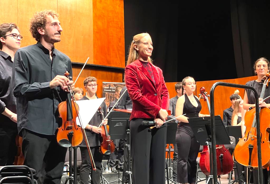 La directora aguileña Isabel Rubio dirige a la Joven Orquesta Sinfónica de Granada en el auditorio de Águilas