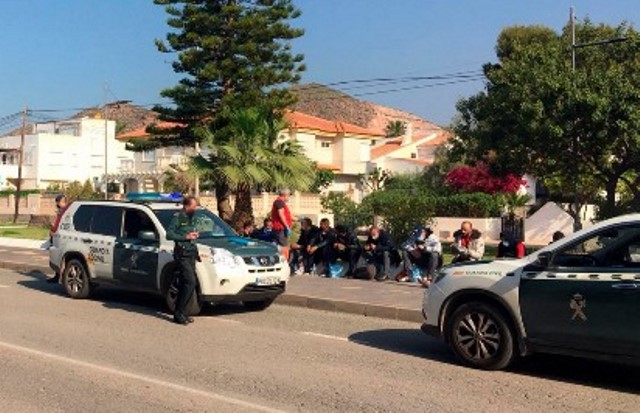 Cerca de una quincena de inmigrantes han llegado hoy a la costa de Águilas