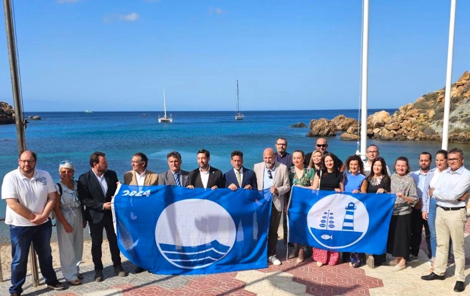Águilas recoge las banderas azules que la acreditan como el municipio de la Región de Murcia con mayor número de galardones
