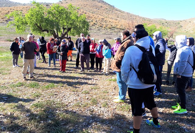 Usuarios de Afemac se suman a las actividades medioambientales organizadas por el Ayuntamiento de Águilas  