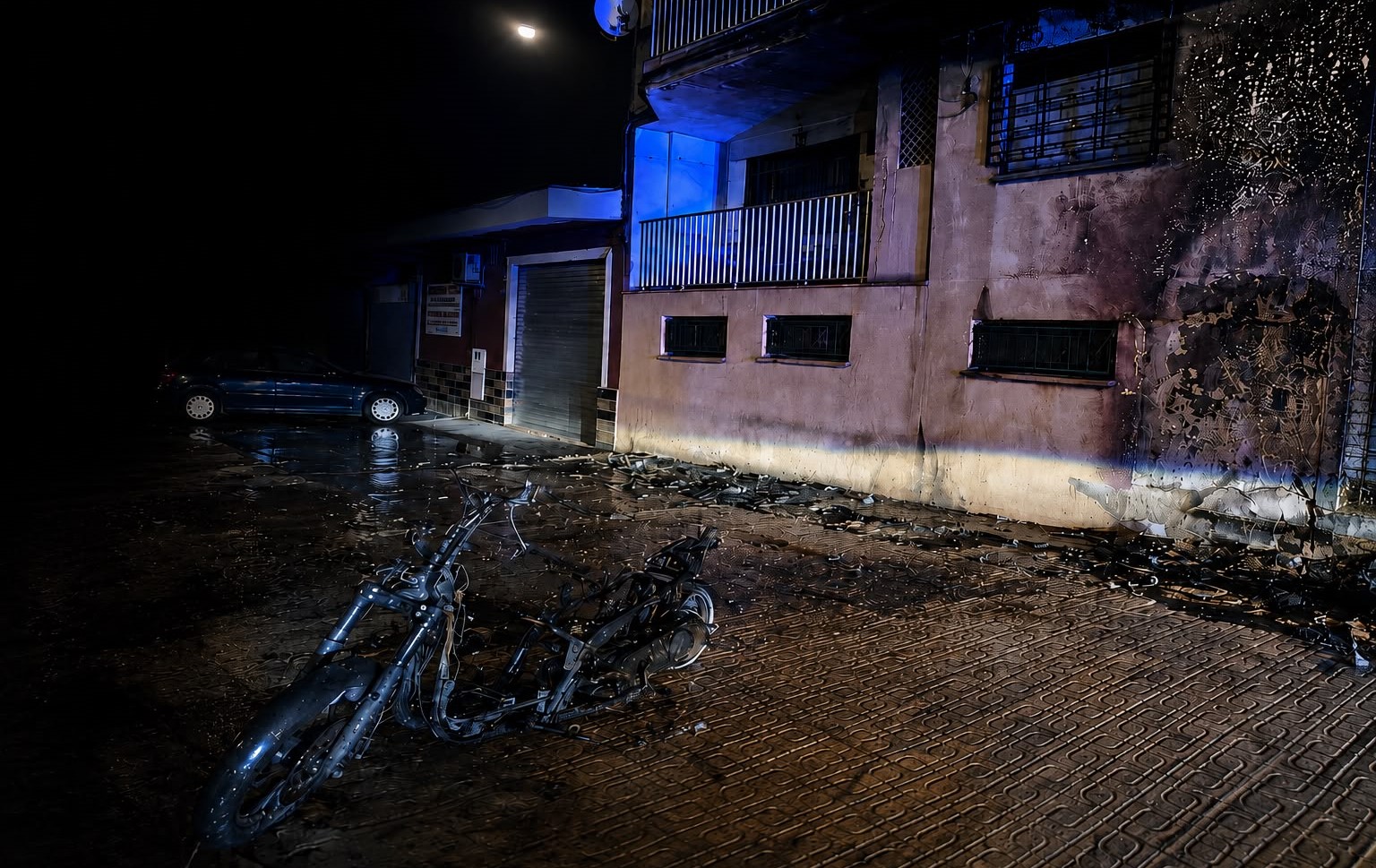 La rápida actuación de los servicios de emergencia evita daños mayores tras el incendio de una motocicleta junto a un edificio en Águilas