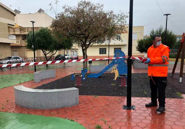 Protección Civil revisa el balizamiento de parques y playas ante la primera salida de niños a la calle después de más de cuarenta días    