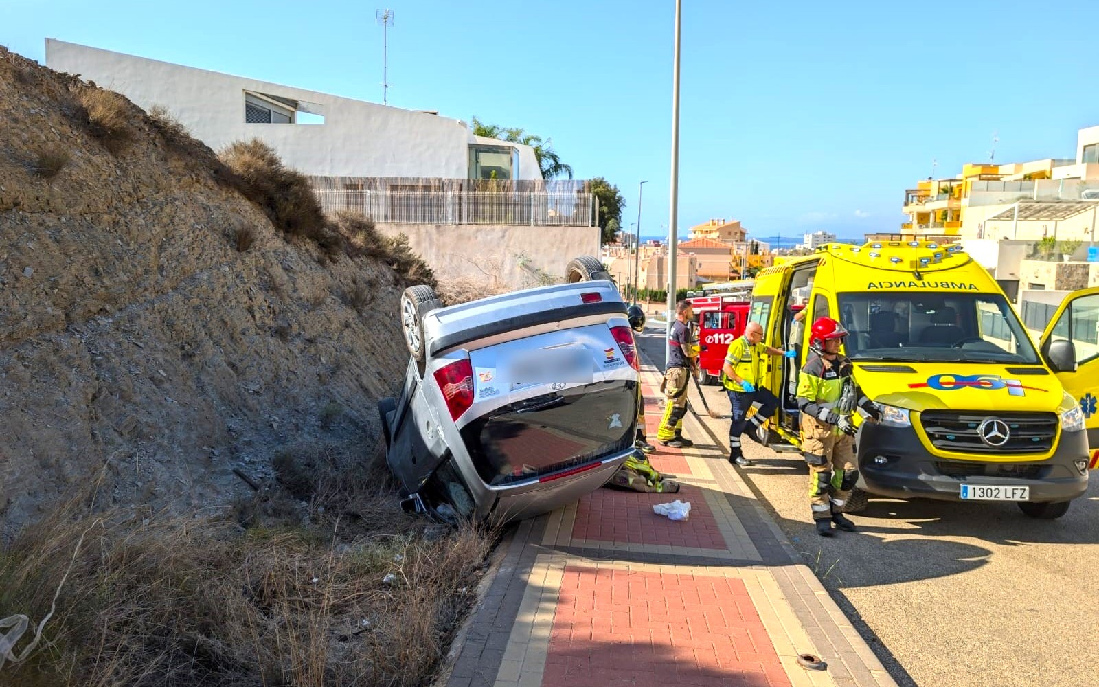 Rescatan y trasladan al hospital a un conductor herido en Águilas