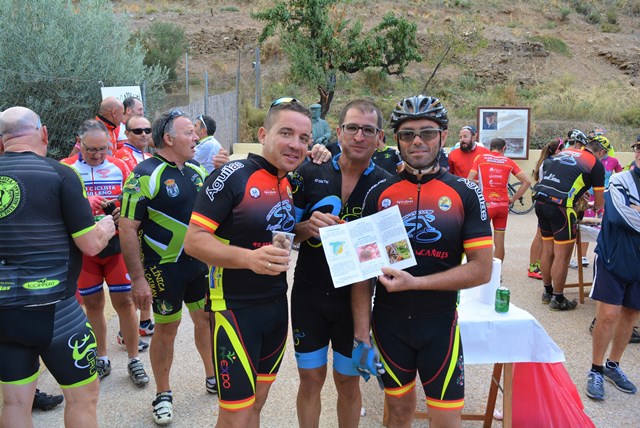 Ciclistas aguileños “bombardean” el paraje de La Cuesta de Gos contra la deforestación