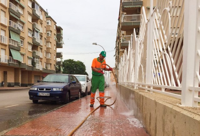 El Ayuntamiento  de Águilas pone a prueba un producto que repele la orina de los perros de fachadas y mobiliario urbano 