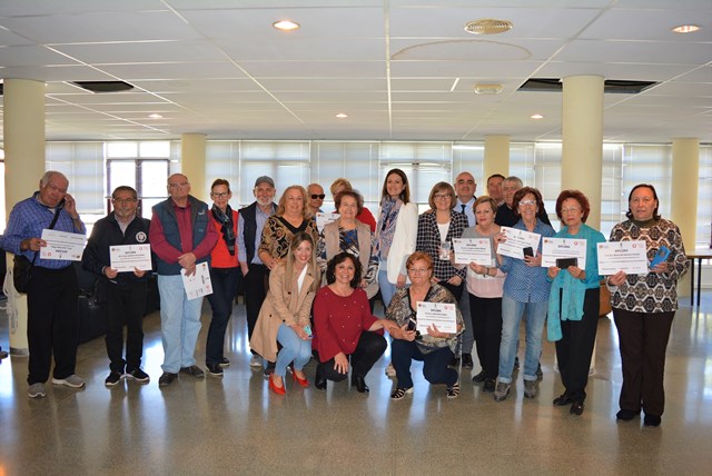 Sesenta usuarios del Centro de la Tercera Edad de Águilas concluyen con éxito un curso sobre el uso de los Smartphone