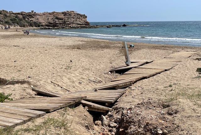 El PP denuncia el estado de abandono de las playas de Águilas durante la Semana Santa  