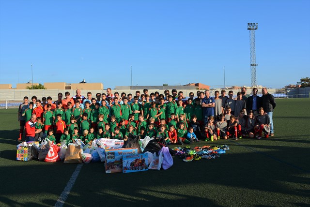 Los equipos cadetes de fútbol ‘Playas de Águilas’ y ‘Ciudad de Lorca’ muestran su cara más solidaria con Cáritas