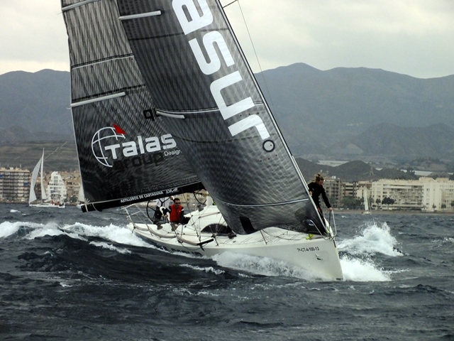 El fuerte viento protagonista en la primera manga de la XVI Regata Carnaval de Águilas 