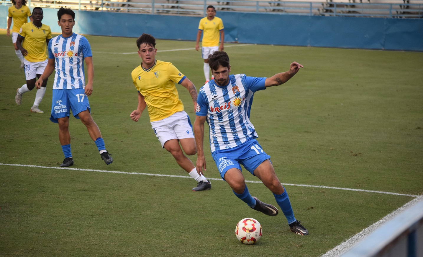 Un gol con la espuela de Héctor Martínez da una victoria capital a un Águilas que vuelve a mirar hacia arriba en vísperas de la semana copera