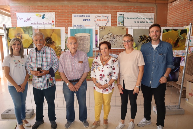 El colegio Urci acoge la exposición “Las abejas y su mundo”