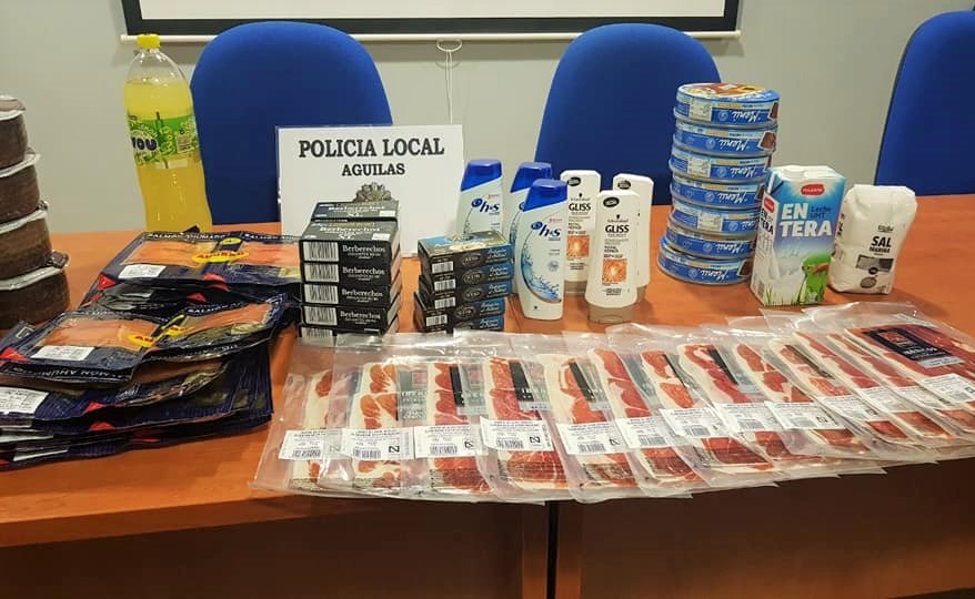 Policía Local de Águilas detiene a varias personas que escondían en un carrito de bebé productos sustraídos de un supermercado 