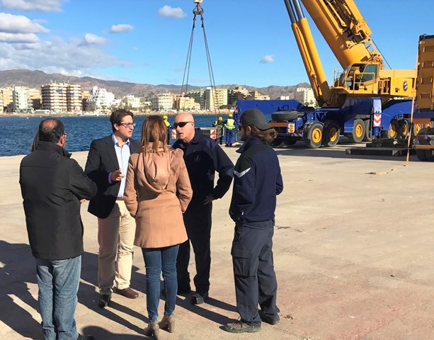 Comienzan los trabajos para instalar dos grúas de gran tonelaje en el puerto de Águilas que refloten el velero Penélope