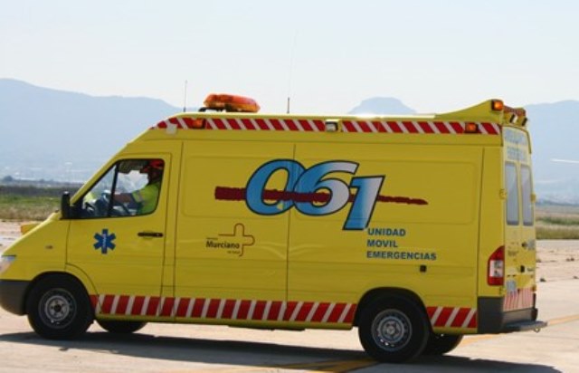 Atendido por los servicios de emergencias y trasladado al hospital un bañista que fue rescatado inconsciente en la playa de La Cola en Aguilas