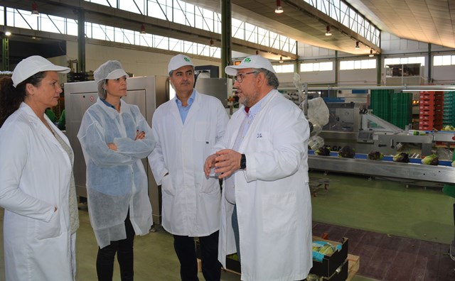 La alcaldesa de Águilas resalta en una visita a la empresa Agrasa la apuesta por la calidad y la diversificación de sus productos 