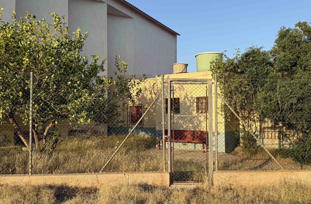 El PP denuncia que el aula de la escuela de verano de Marina de Cope está en condiciones inaceptables con zonas apuntaladas y falta de seguridad