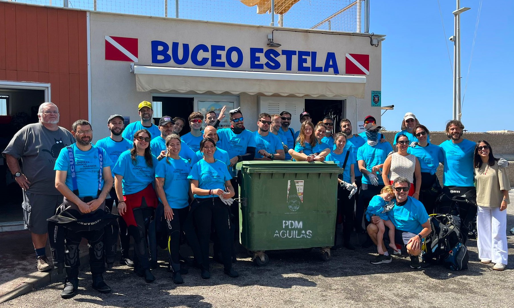 Una treintena de voluntarios del Club de Buceo Estela de Águilas participaron ayer en la retirada de 2.000 kilos de basura de los fondos marinos de la Región de Murcia