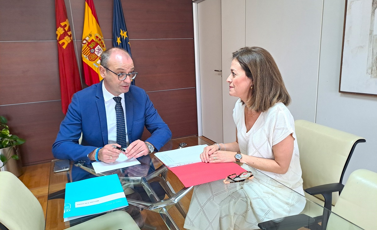 El consejero de Educación mantiene un encuentro de trabajo con la alcaldesa de Águilas