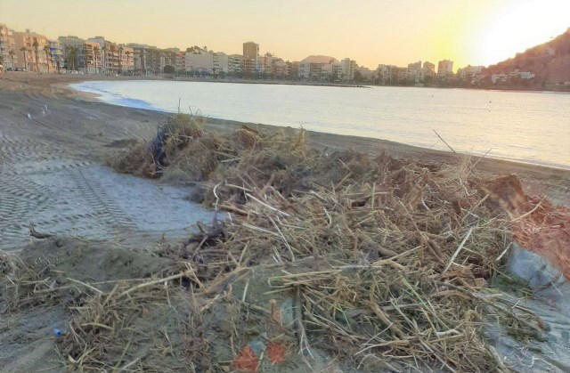 Las playas de Águilas se recuperan lentamente tras los destrozos de las lluvias de la pasada semana