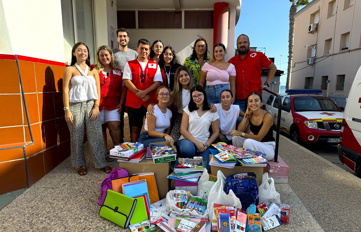 NNGG entrega a Cruz Roja todo el material escolar recogido en su campaña