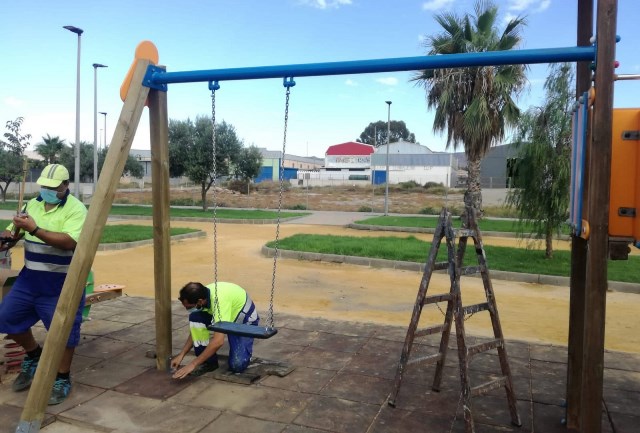  El Ayuntamiento de Águilas continúa los trabajos de mantenimientos de la zona verde de Los Jardines 