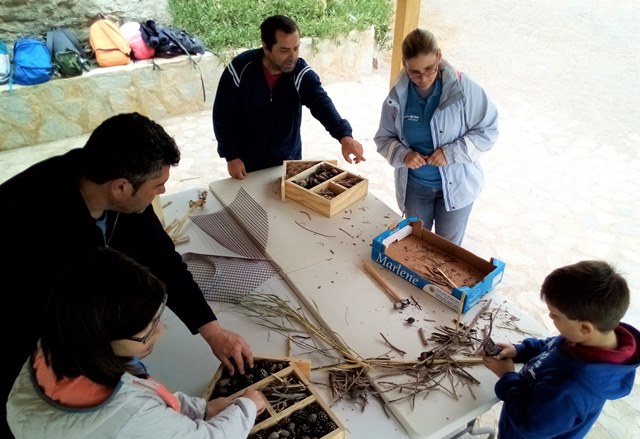 Los usuarios de Afemac participan en una jornada medio ambiental en el paraje del Molino del Saltaor de Águilas 