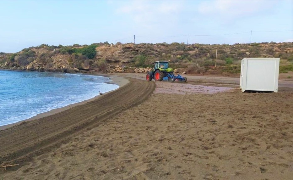 Las playas de Águilas comienzan a recuperar la normalidad tras las fuertes lluvias de ayer 