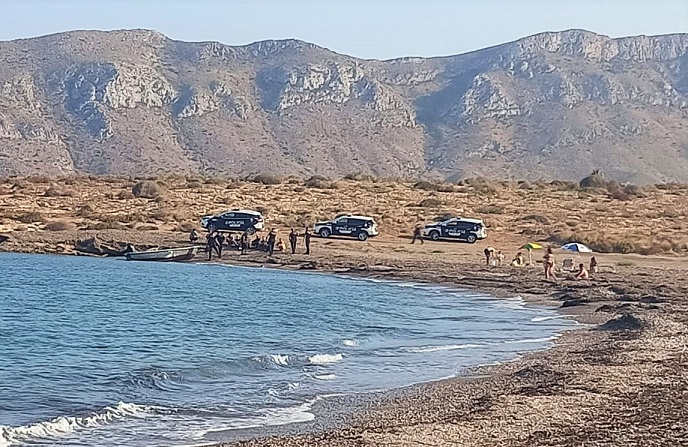 Ya son 3 las pateras que hoy viernes han llegado a la costa de Águilas y se espera la llegada de más embarcaciones  