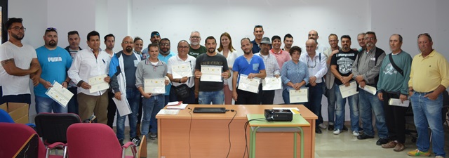 Los trabajadores del Programa Mixto de Empleo y Formación de Águilas reciben sus diplomas de cualificación profesional