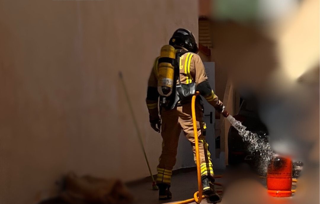 Bomberos acuden a un domicilio de Águilas a sofocar un incendio por fuga de gas en una bombona de butano