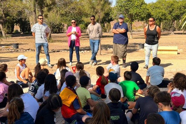 El alumnado de Ecoescuelas Litorales participa en una actividad de reforestación en El Hornillo