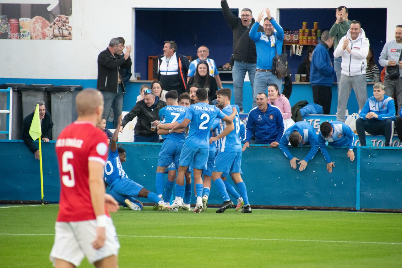 El Águilas firma otro gran partido para ganar al Estepona y asaltar el liderato del Grupo IV por primera vez en cuatro años