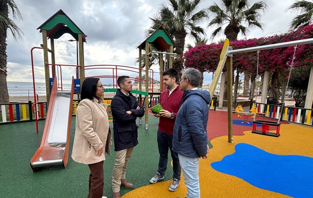 El parque infantil de la plaza Miguel Ángel Blaya se abre al público tras una renovación total
