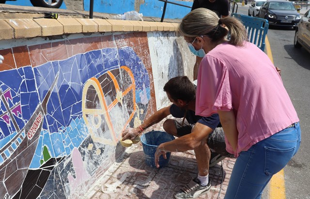  El Paseo de Parra de Águilas luce ya su primer grafiti realizado en mosaico con azulejo 