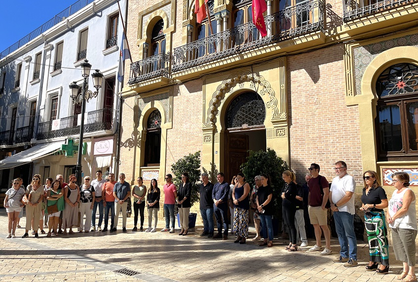 Águilas se suma al minuto de silencio en solidaridad con las víctimas del incendio en Murcia