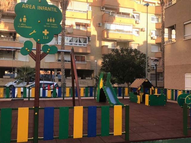  La plaza del Cala Real en Águilas estrena zona de ocio infantil