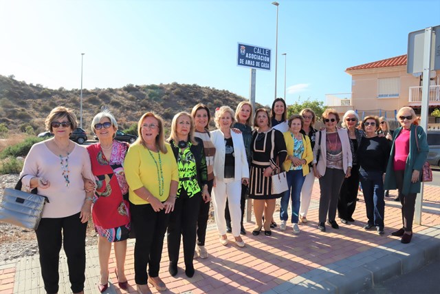 La Asociación de Amas de Casa da nombre a una calle de Águilas