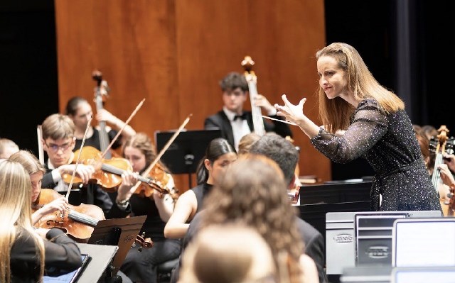 Isabel Rubio guía a la JOGV en una noche vibrante en Águilas