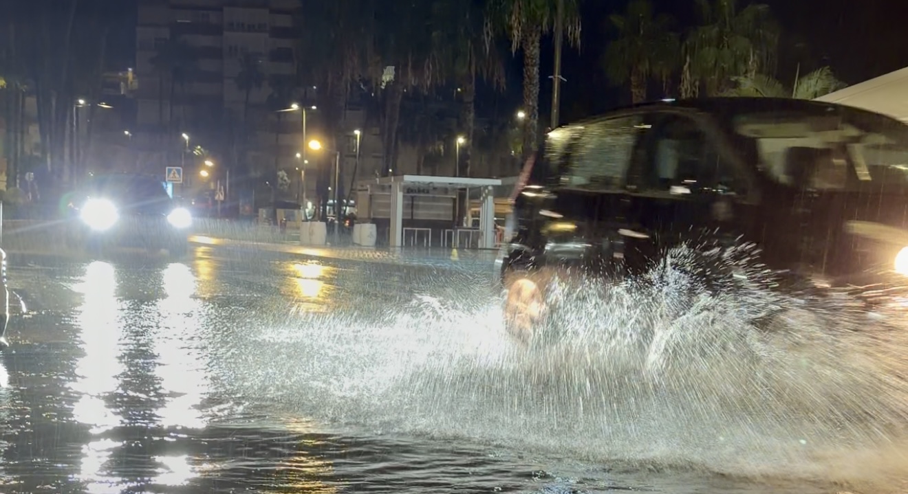 Las intensas lluvias Águilas provocan rescates y el corte de varias vías