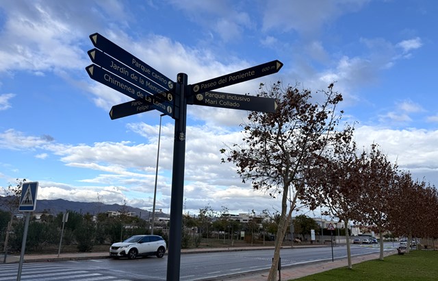 El Ayuntamiento de Águilas estrena nueva señalización urbana y turística para mejorar la movilidad dentro del municipio