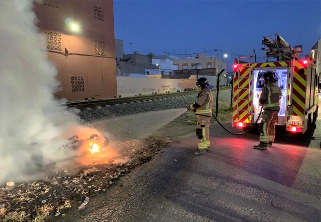 Los bomberos apagaron la pasada madrugada un incendio de moto en Águilas