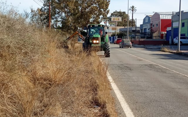 El Ayuntamiento de Águilas realiza trabajos de desbroce en casi cien kilómetros de caminos rurales asfaltados